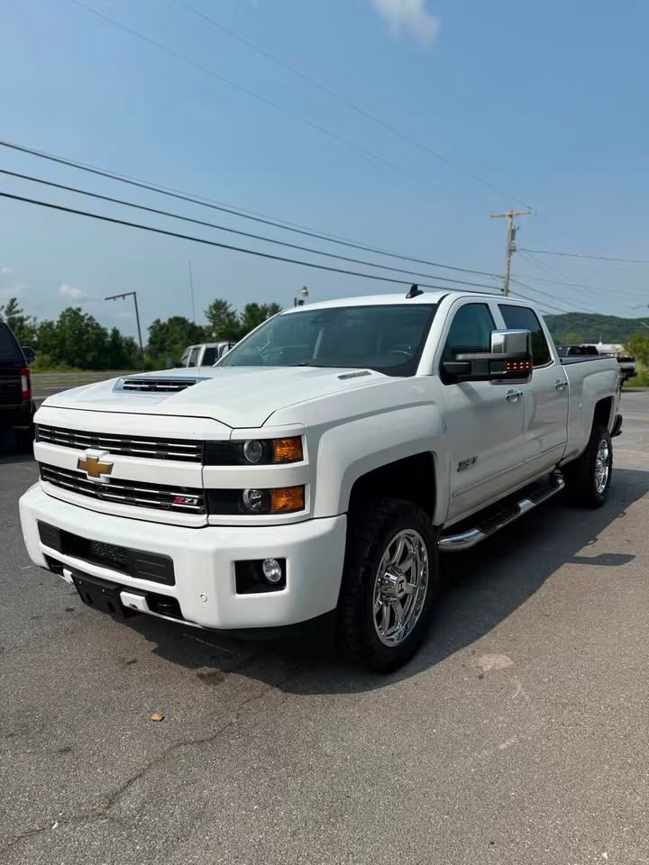 2017 Chevrolet Silverado 2500HD LTZ Z71 front driver-side quarter view