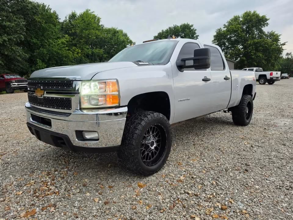 2013 Chevrolet Silverado 2500HD LT front driver-side quarter view